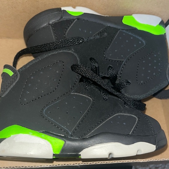 I am selling Jordan 6 retro black and green only wore 3 times